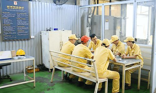 Anh Nguyễn Văn Thịnh chia sẻ kinh nghiệm với đồng nghiệp trong giờ nghỉ giữa ca. Ảnh: Nguyễn Công