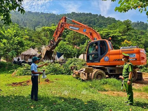 Lực lượng xã Kim Anh xử lý trường hợp vi phạm. Ảnh ST