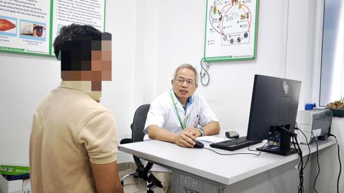 Thăm khám kỹ càng để có cơ sở xác định con đường lây nhiễm. Ảnh: BVCC
