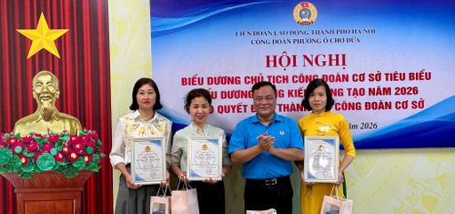 Chủ tịch Công đoàn phường Ô Chợ Dừa Nguyễn Quý Tùng trao giấy khen biểu dương cá nhân đạt danh hiệu "Sáng kiến sáng tạo trong CNVCLĐ Thủ đô năm 2026". Ảnh: Võ Giang