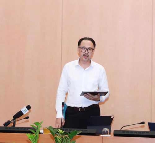 Phó Giám đốc Sở Nông nghiệp và Môi trường Hà Nội Nguyễn Minh Tấn báo cáo tại cuộc họp. Ảnh: Tùng Nguyễn