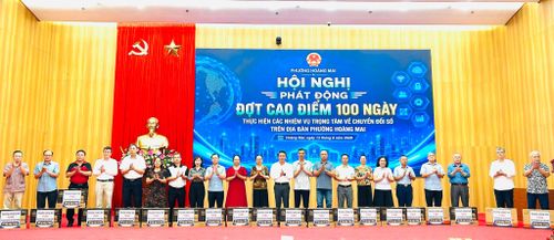 Phó Bí thư Thường trực Đảng ủy phường Nguyễn Công Hiệp và Chủ tịch Ủy ban MTTQ Việt Nam phường Triệu Hải Vân trao tặng máy vi tính cho các Tổ chuyển đổ số cộng đồng. Ảnh: Trần Oanh.