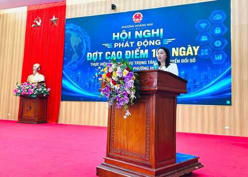 Phó Chủ tịch UBND phường Hoàng Mai Nguyễn Quỳnh Trang phát động đợt cao điểm 100 ngày thực hiện các nhiệm vụ trọng tâm về chuyển đổi số. Ảnh: Trần Oanh