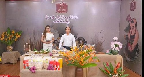 Chính quyền xã Vân Đình livestream giới thiệu đặc sản Vịt Vân Đình. Ảnh: Đình Vân
