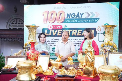 Phiên livestream giới thiệu tinh hoa làng nghề Kiêu Kỵ tại xã Gia Lâm. Ảnh: Hoàng Anh