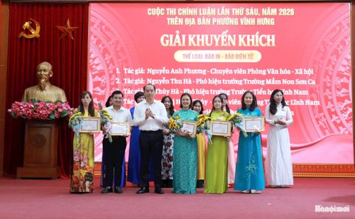 Phó Bí thư thường trực Đảng ủy phường Vĩnh Hưng Nguyễn Anh Tuấn trao giải cho các tác giả tham dự cuộc thi. Ảnh: PV