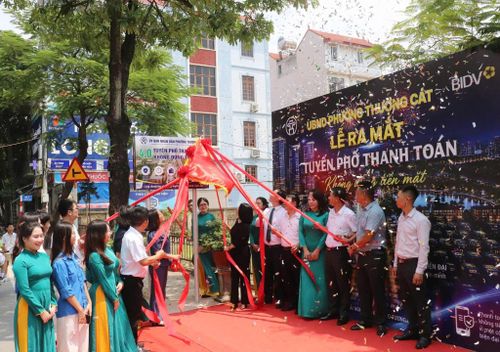 Mô hình tuyến phố không dùng tiền mặt thực hiện gắn biển tại phố Kỳ Vũ, phường Thượng Cát. Ảnh: PV