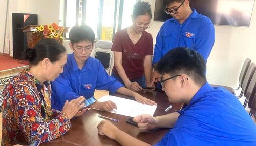 Đoàn viên thanh niên xã Thiên Lộc hướng dẫn người dân nộp thủ tục hành chính trực tuyến. Ảnh: Thiên Lộc