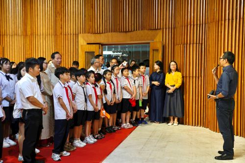 Học sinh được tìm hiểu truyền thống hiếu học của Việt Nam. Ảnh: V.M