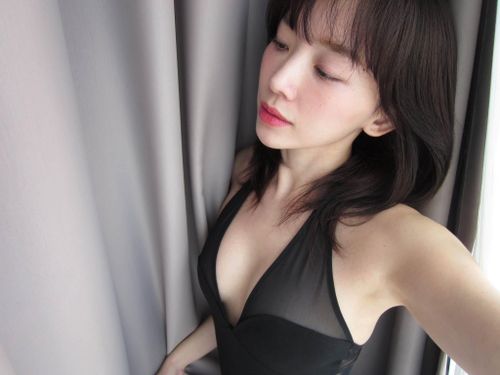 Không chỉ gây ấn tượng bởi trang phục, biểu cảm của Tóc Tiên cũng nhận được nhiều sự chú ý. Tóc Tiên liên tục biến hóa với những góc máy khác nhau, từ ánh mắt đầy cuốn hút đến nụ cười rạng rỡ.
