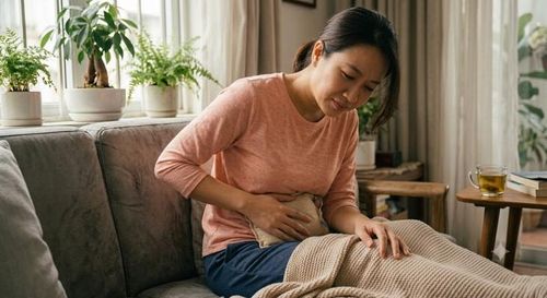 Chườm ấm vùng bụng dưới giúp giảm cơn đau bụng kinh. Ảnh minh họa AI