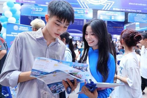 Thí sinh tham gia ngày hội tư vấn xét tuyển đại học năm 2026. Ảnh minh hoạ: HB
