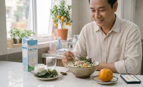 Cháo gà - một bữa sáng lành mạnh cung cấp đủ dinh dưỡng, có lợi cho người bệnh gout. Ảnh minh họa AI