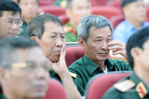 Một cựu chiến binh xúc động khi theo dõi nội dung tại hội nghị. Ảnh: Tuấn Anh
