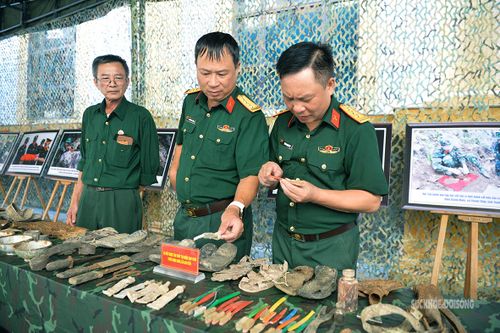 Các đại biểu xem những di vật được tìm thấy trong quá trình tìm kiếm hài cốt liệt sĩ. Ảnh: Tuấn Anh
