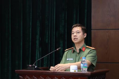 Trung tá Lê Công Trung, Phó Trưởng phòng phụ trách Phòng Viễn thông, Tin học và Cơ yếu trình bày những nội dung cần trao đổi với đơn vị nhà thầu