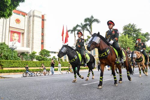 Đoàn kỵ binh Công an nhân dân diễu hành trên phố đi bộ hồ Gươm