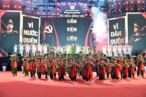 Những tiết mục nghệ thuật đặc sắc do chính các cán bộ, chiến sĩ Công an Thủ đô trình diễn