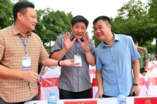 Thiếu tướng Nguyễn Ngọc Quyền, Phó Giám đốc CATP Hà Nội, nghe tổng đạo diễn chương trình báo cáo trước giờ tổng duyệt.