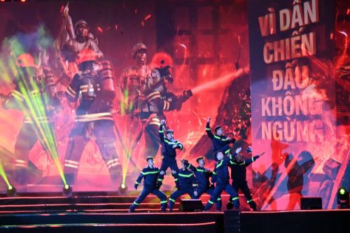 Tiết mục múa đương đại "Vì dân chiến đấu không ngừng", khắc họa tinh thần quả cảm của lực lượng Cảnh sát Phòng cháy, chữa cháy và Cứu nạn, cứu hộ.
