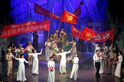 Vở diễn quy tụ ê-kíp sáng tạo giàu kinh nghiệm gồm: tác giả kịch bản Nguyễn Toàn Thắng, chuyển thể cải lương Ngọc Thuỵ; đạo diễn, TS, NSND Triệu Trung Kiên; thiết kế mỹ thuật NSND Doãn Bằng; âm nhạc NSND Đào Trung; biên đạo múa NSƯT Thanh Nam. Tham gia biểu diễn có NSND Thanh Hương, NSƯT Hồng Nhung, NSƯT Quang Tuấn, nghệ sĩ Nhật Linh cùng các nghệ sĩ, diễn viên, nhạc công và diễn viên múa của Nhà hát Cải lương Hà Nội.