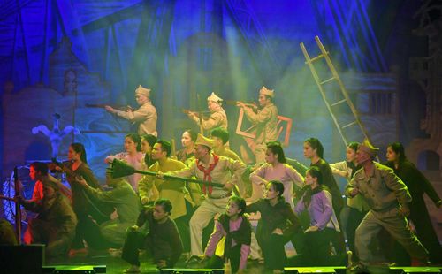 Tác phẩm tái hiện không khí hào hùng của Hà Nội trong những năm kháng chiến chống thực dân Pháp.