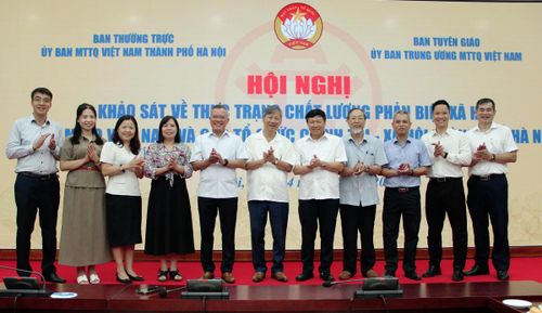 Các đại biểu chụp ảnh tại hội nghị. Ảnh: PV