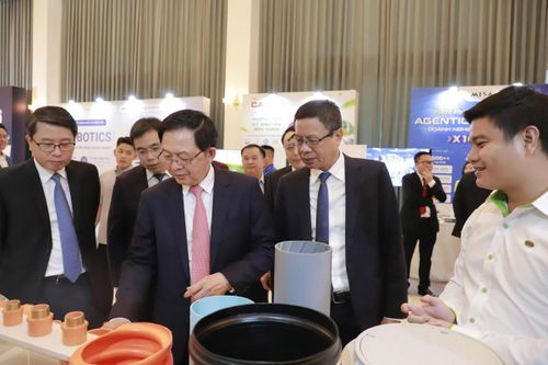 Phó Thủ tướng Hồ Quốc Dũng và các đại biểu tham quan, tìm hiểu các sản phẩm và giải pháp công nghệ tại Diễn đàn Năng suất Chất lượng Quốc gia 2026.