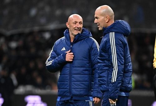 Zidane và Barthez từng cùng tuyển Pháp vô địch World Cup 1998 và Euro 2000 trước khi tái ngộ trong ban huấn luyện Les Bleus.