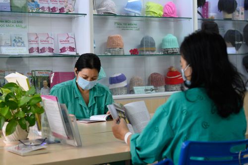  Bên cạnh sách chuyên môn, kệ sách còn bố trí thêm các dòng sách tâm lý, "Hạt giống tâm hồn" hay tác phẩm văn học nhẹ nhàng. Những đầu sách này giúp người bệnh thư giãn, cân bằng tinh thần trong thời gian nằm viện. 