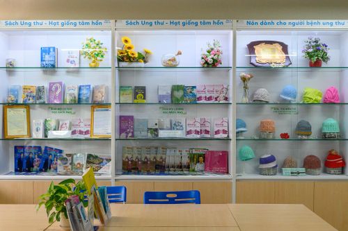  Khoảng 3 tháng, các tủ sách được kiểm tra, sắp xếp và luân chuyển giữa các khu vực. Những cuốn không còn phù hợp được thay thế bằng đầu sách mới, để kệ sách luôn có nội dung hữu ích cho người bệnh. 