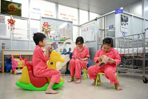  Tại khu vui chơi của khoa, không gian được lấp đầy bởi những bộ truyện tranh sinh động, có ngựa bập bênh hay góc quây cầu trượt nhỏ xinh. Giữa căn phòng ấm áp ấy, các bệnh nhi ríu rít vừa chơi, vừa chăm chú lật mở từng trang sách rực rỡ sắc màu. 