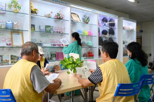  Tại tầng 7 Trung tâm Ung bướu, người bệnh có một không gian thoáng mát để nghỉ ngơi trong thời gian điều trị. Nơi đây cung cấp nhiều đầu sách y khoa, thông tin chăm sóc sức khỏe chuẩn xác, cùng kệ tóc giả phục vụ nhu cầu của bệnh nhân. Khi cần, người bệnh có thể liên hệ nhân viên để nhận tóc phù hợp hoàn toàn miễn phí. 