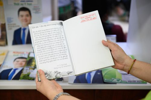  Theo ThS Lê Minh Hiển, Trưởng phòng Công tác xã hội, Bệnh viện Chợ Rẫy, mỗi cuốn sách trước khi lên kệ đều được ê-kíp Phòng sàng lọc và tóm tắt nội dung. Sách sau đó được bao bìa, đưa vào danh sách quản lý rồi mới phục vụ người bệnh. 