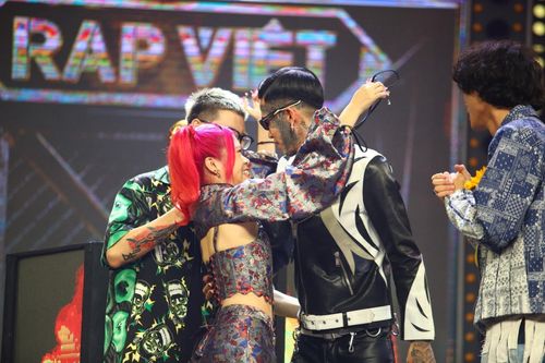 Dế Choắt và tlinh trong đêm chung kết Rap Việt mùa 1. Ảnh: Quỳnh Danh. 