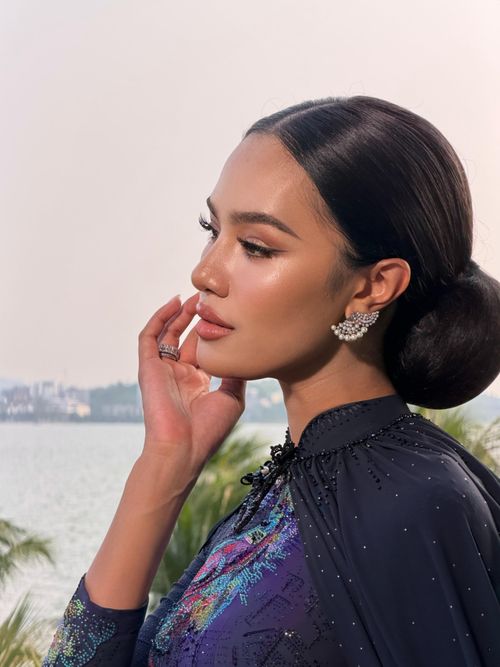 Opal Suchata đang đồng hành cùng cuộc thi Miss World - Hoa hậu Thế giới lần thứ 73. Người đẹp cũng chia sẻ nhiều hình ảnh của cô tại Việt Nam lên trang cá nhân có gần 1 triệu người theo dõi. Vừa qua, cô tham quan vịnh Hạ Long - Di sản Thiên nhiên Thế giới được UNESCO công nhận. Tới 13/8, người đẹp có mặt tại TP Hải Phòng để thực hiện các hoạt động trong khuôn khổ cuộc thi. 