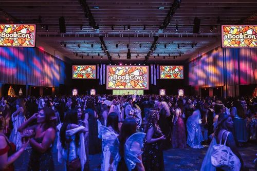  Sự kiện BookCon tại New York tháng 4 thu hút nhiều độc giả romantasy. Ảnh: BookCon. 