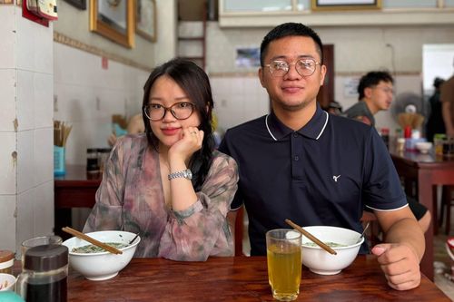  Xuân Thảo đánh giá cao hương vị của phở Bát Đàn trong lần đầu thử. 
