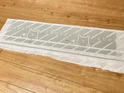 Miếng lọc bụi của Toyo Aluminium Eco Products có thể cắt theo kích thước khu vực hút gió của điều hòa và thay mới khi bám nhiều bụi. Ảnh: Gizmodo Japan.