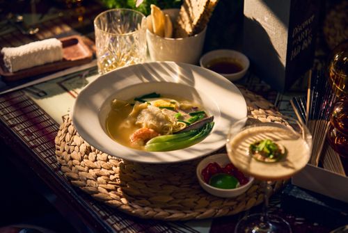 Món mì vằn thắn được làm mới nhưng vẫn giữ lại hương vị nguyên bản.