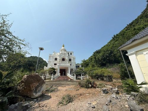 Tảng đá lớn lăn từ đỉnh núi xuống khuôn viên hộ gia đình bà Đinh Thị Lụa (tổ dân phố 3, phường Trung Sơn) ngày 10.8