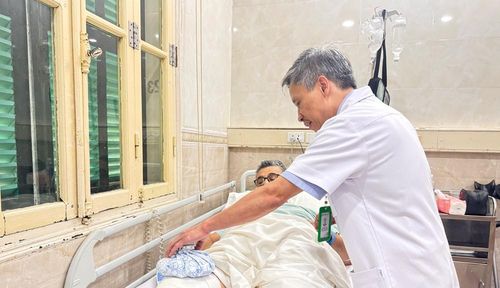PGS.TS Nguyễn Mạnh Khánh khám cho nguyên Đại sứ Palestine sau ca phẫu thuật nội soi sụn chêm