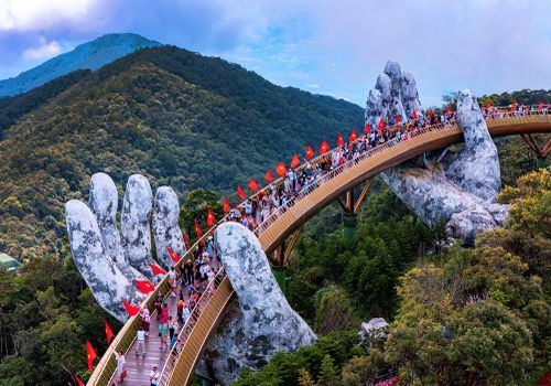 Du khách check-in Cầu Vàng trên đỉnh Bà Nà Hills dịp nghỉ lễ 2.9