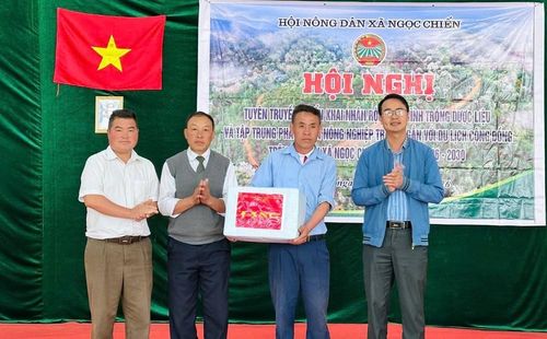 Trao quà cho các hộ tham gia mô hình, góp phần khuyến khích người dân phát triển dược liệu và nông nghiệp trái vụ gắn với du lịch cộng đồng tại hội nghị