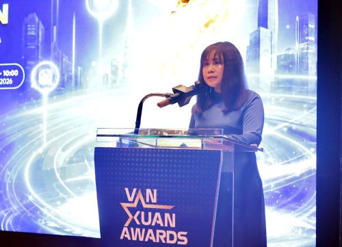 Bà Ninh Thị Thu Hương, Cục trưởng Cục Văn hóa Cơ sở, Gia đình và Thư viện (Bộ VHTTDL), Trưởng Ban Tổ chức Vạn Xuân Awards phát biểu