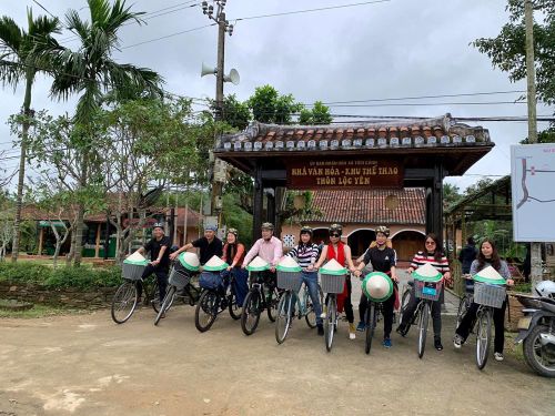 Du khách có thể đạp xe tham quan làng cổ Lộc Yên- một trong 4 ngôi làng cổ ở Việt Nam được xếp hạng Di tích cấp quốc gia