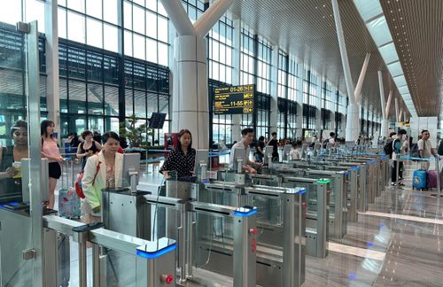 Hành khách làm thủ tục hàng không tại Nhà ga T3 sân bay Tân Sơn Nhất. Ảnh: TTXVN