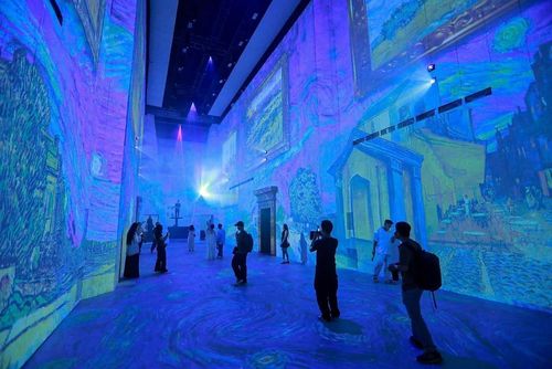 Công nghệ 3D Mapping, VR, AR cùng hệ thống âm thanh vòm đưa người xem bước vào thế giới hội họa đầy cảm xúc của Van Gogh