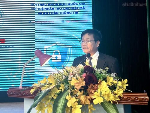 GS.TS. Nguyễn Thanh Thủy, Chủ tịch Câu lạc bộ các Khoa-Trường-Viện Công nghệ thông tin-Truyền thông Việt Nam (FISU Việt Nam) phát biểu tại Hội thảo - Ảnh: chinhphu.vn/Kim Liên