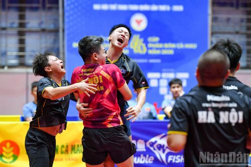 Nguyễn Anh Tú cùng các đồng đội Hà Nội ăn mừng sau khi giành chức vô địch đồng đội nam.